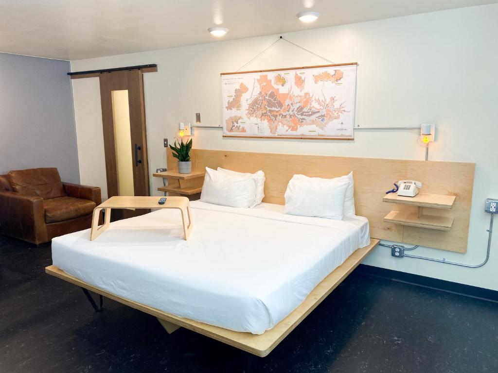 Giường trong phòng chung tại Hotel Corvallis