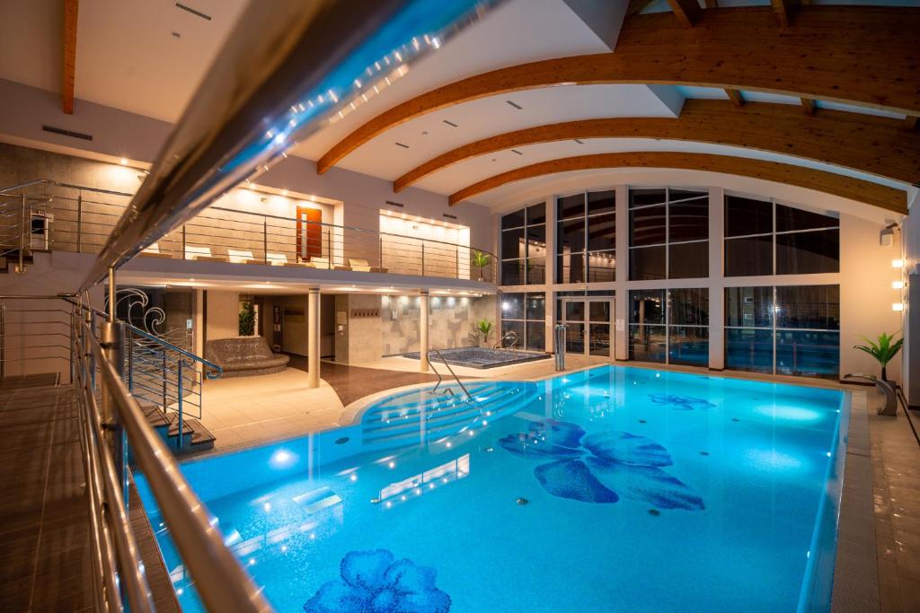 a large swimming pool in a building at Marena Wellness & Spa in Międzywodzie