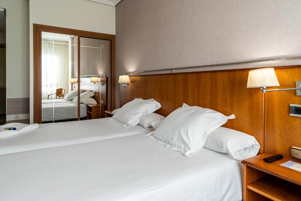 En eller flere senger på et rom på Hotel Ciudad de Compostela