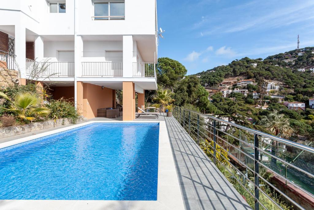Villa con piscina e balcone di holiday house in a garden with view a Lloret de Mar