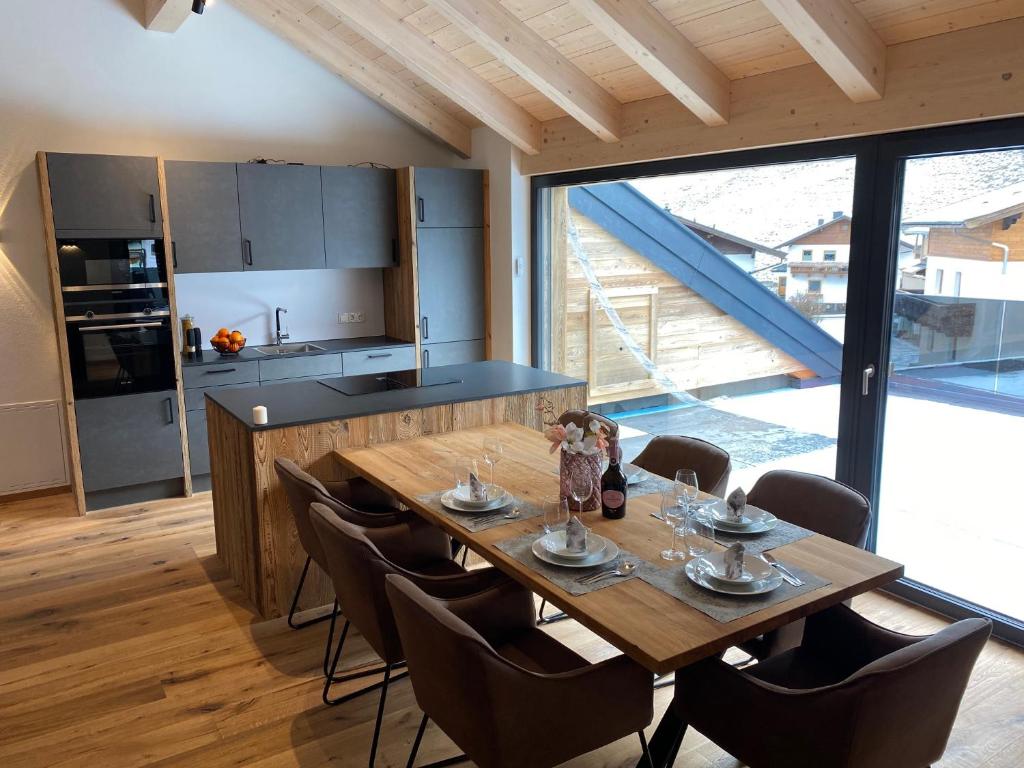 Kuchyň nebo kuchyňský kout v ubytování Our's Living Penthouse - private Sauna & Summercard near Kitzbüheler Alpen ski lift