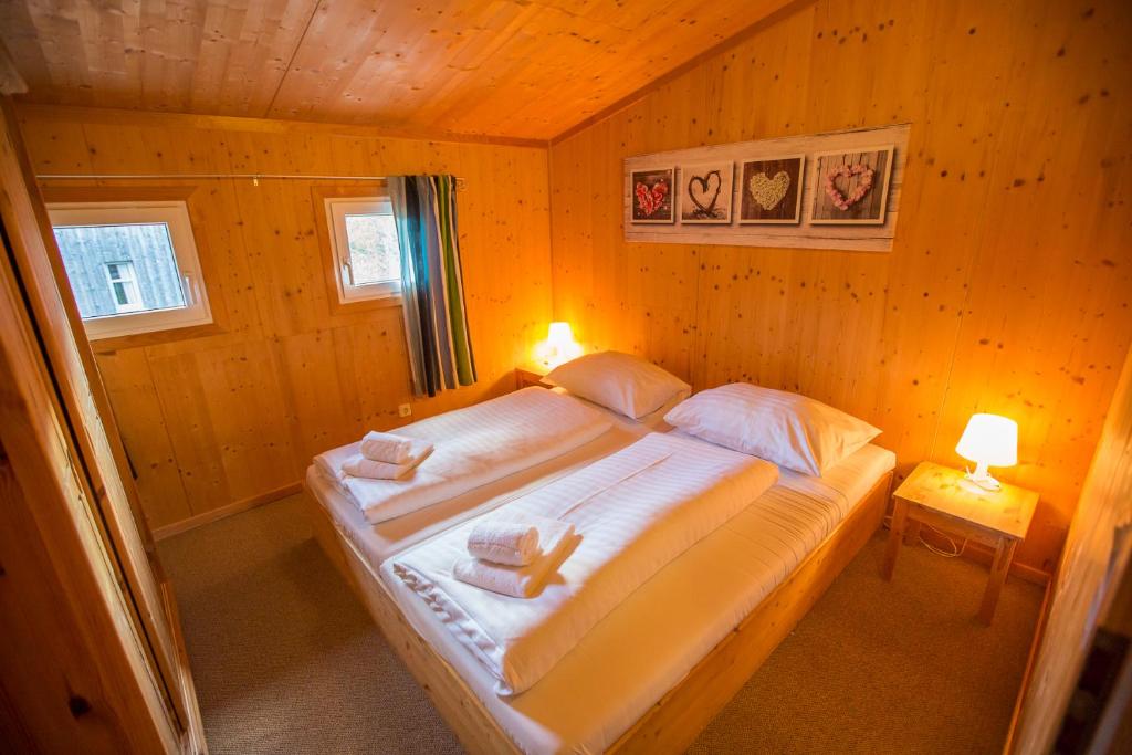 Postel nebo postele na pokoji v ubytování Feriendorf Tauerngast