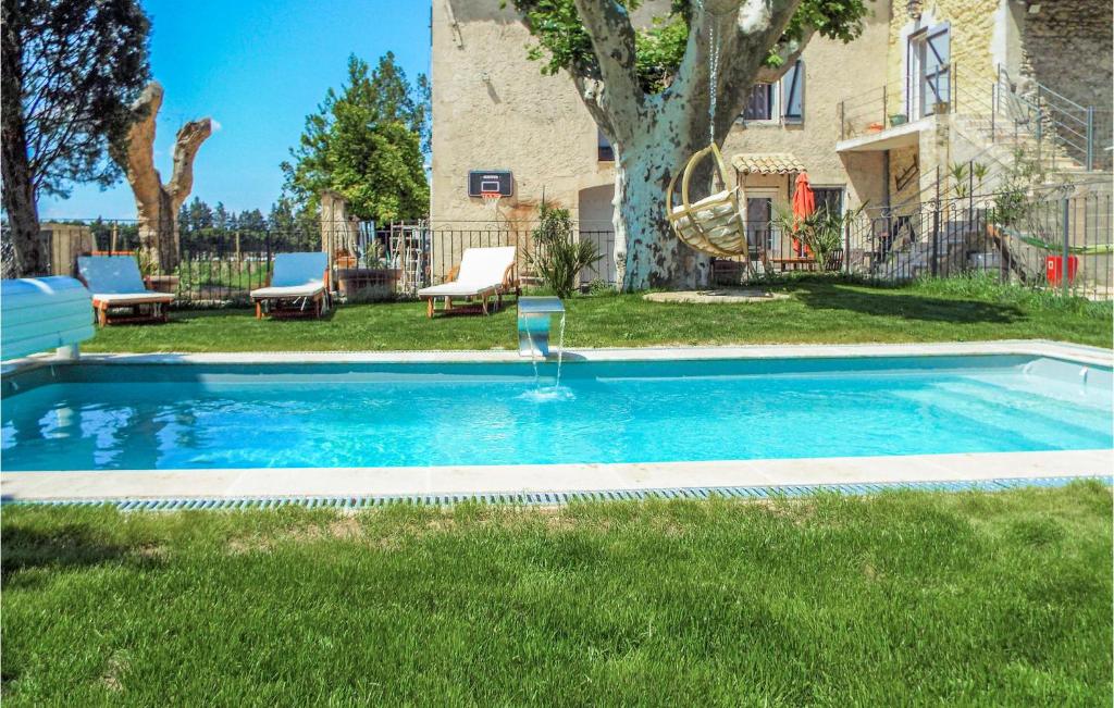 ein Swimmingpool im Hof eines Hauses in der Unterkunft 2 Bedroom Gorgeous Apartment In Avignon in Avignon