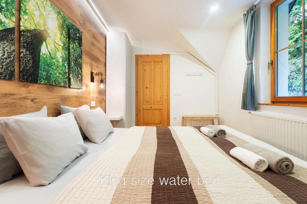 Postel nebo postele na pokoji v ubytování Vila Grad Bled - Sauna & Hot tub