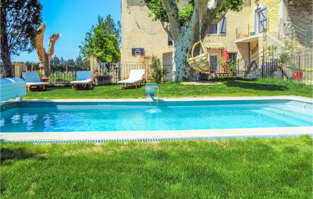 Poolen vid eller i närheten av Awesome Apartment In Avignon With Wifi, 1 Bedrooms And Heated Swimming Pool