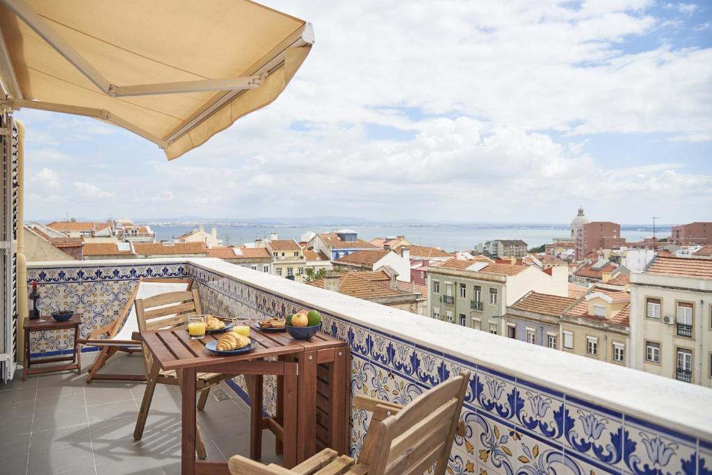 balcón con mesa, sillas y vistas en Belle Vue sur le Tage, en Lisboa
