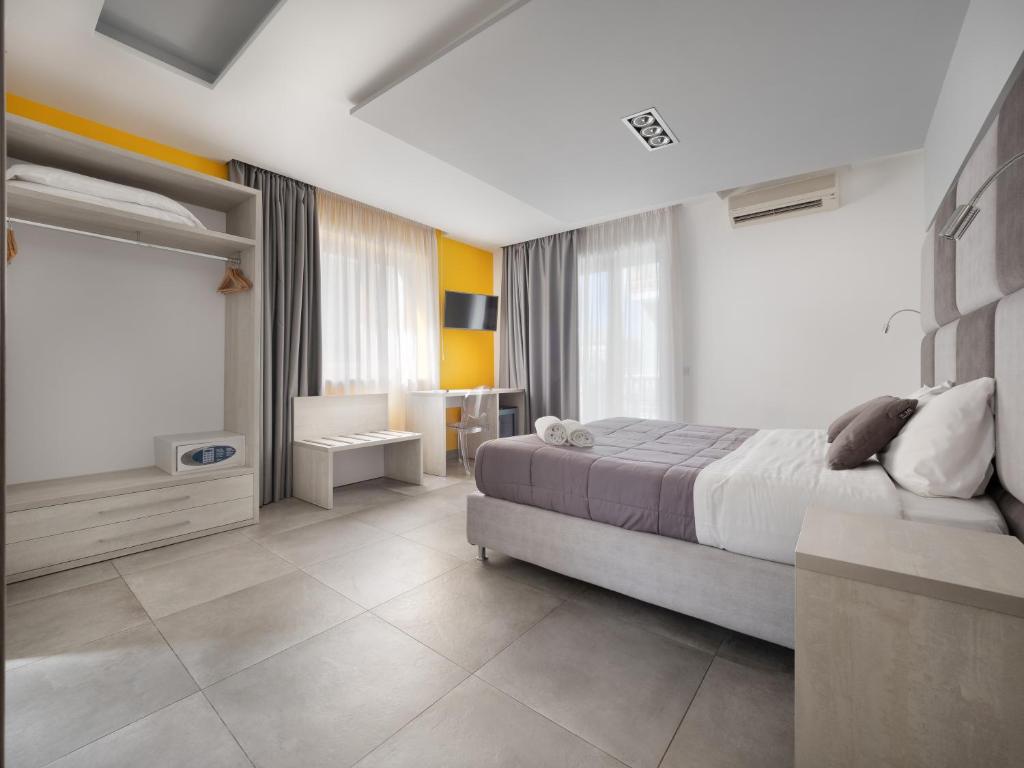 Postel nebo postele na pokoji v ubytování Orange Suites - De Vivo Realty Sorrento