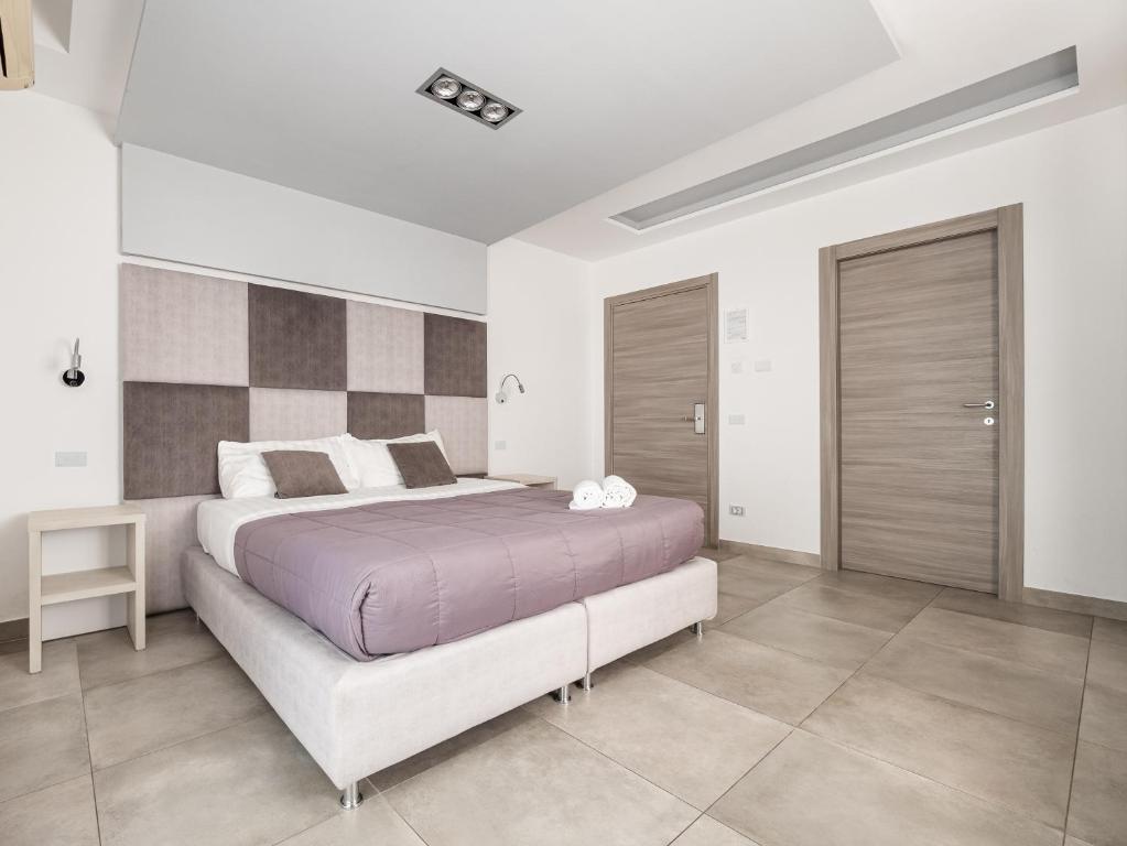 Postel nebo postele na pokoji v ubytování Orange Suites - De Vivo Realty Sorrento