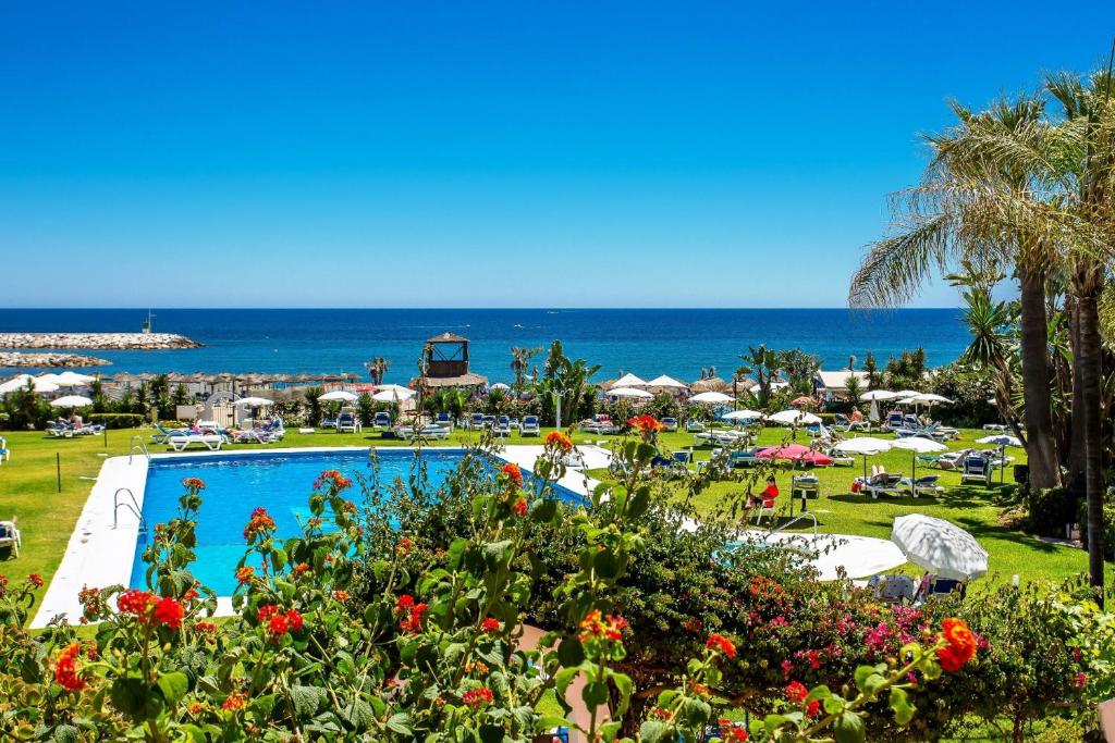 a resort with a swimming pool and the beach at K105 Cabopino in Marbella