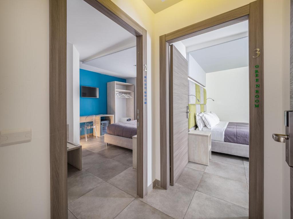 Postel nebo postele na pokoji v ubytování Orange Suites - De Vivo Realty Sorrento