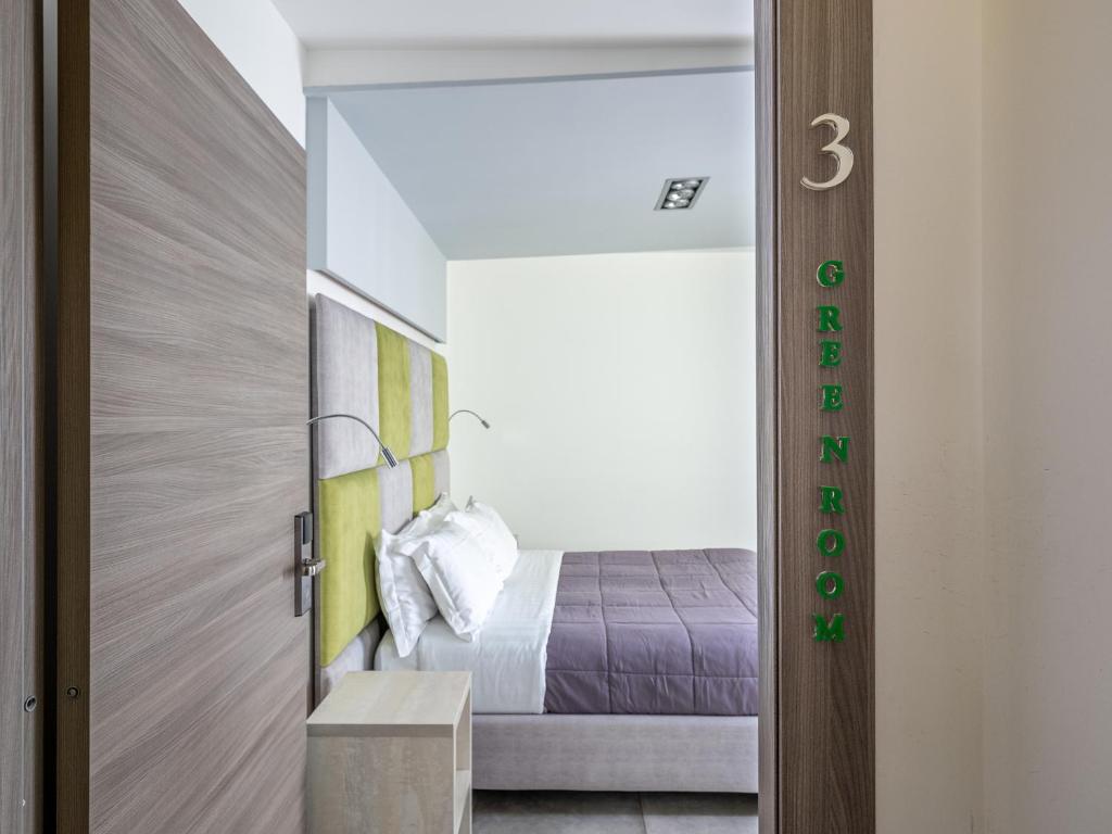 Postel nebo postele na pokoji v ubytování Orange Suites - De Vivo Realty Sorrento