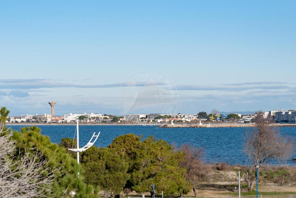 Blick auf einen großen Wasserkörper in der Unterkunft AS9557 - Studio vue sur la mer avec parking privé proche centre ville in Le Grau-du-Roi