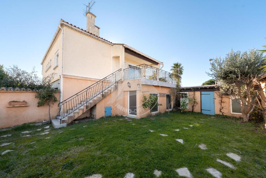 une cour vide devant une maison dans l'établissement AS19003- P4 à 400m de la plage avec garage 2 voitures, au Grau-du-Roi