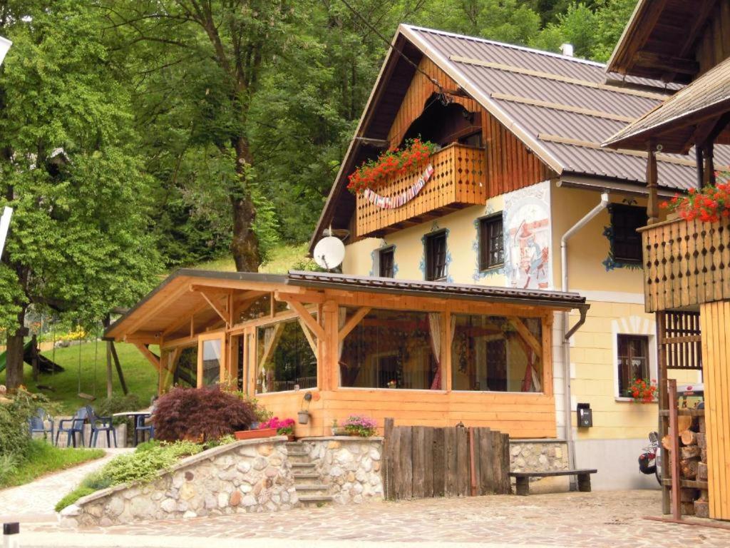 ein großes Holzhaus mit Balkon in der Unterkunft Farm Stay Trlej in Begunje