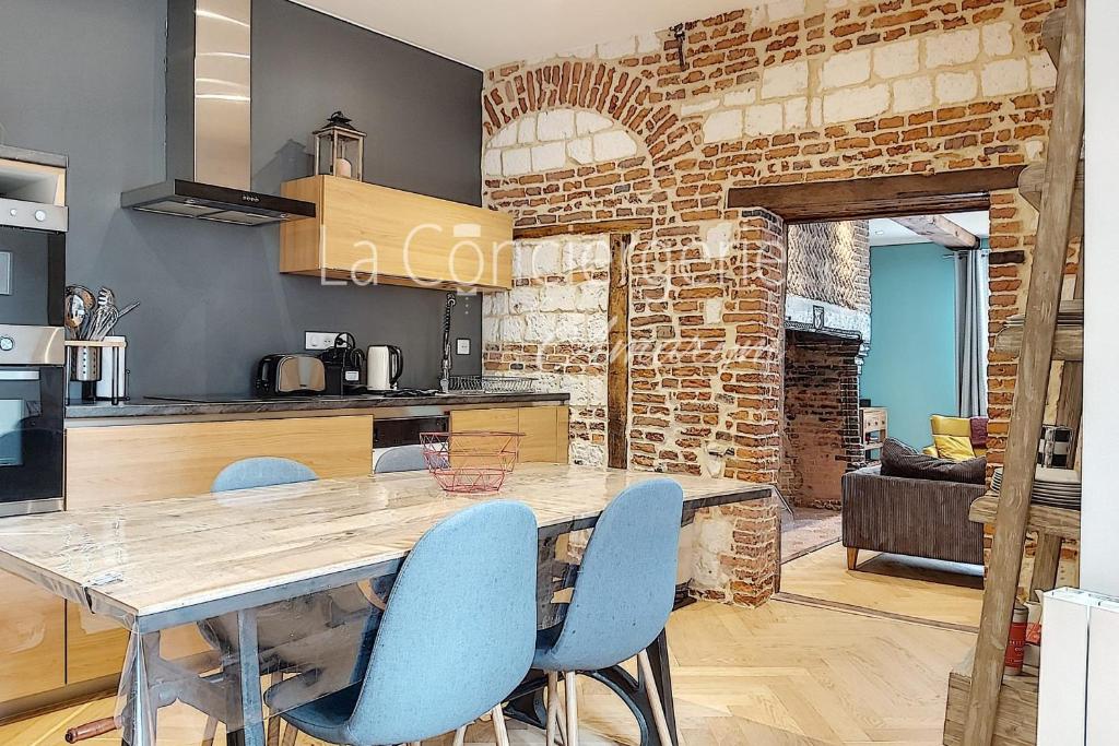 Kuchyň nebo kuchyňský kout v ubytování AA13 - Le Victor HUGO - séjour d’exception dans un appartement historique