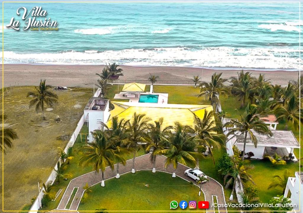 una vista aérea de una casa con palmeras y el océano en Villa la Ilusión Casa Vacacional, en Tecolutla