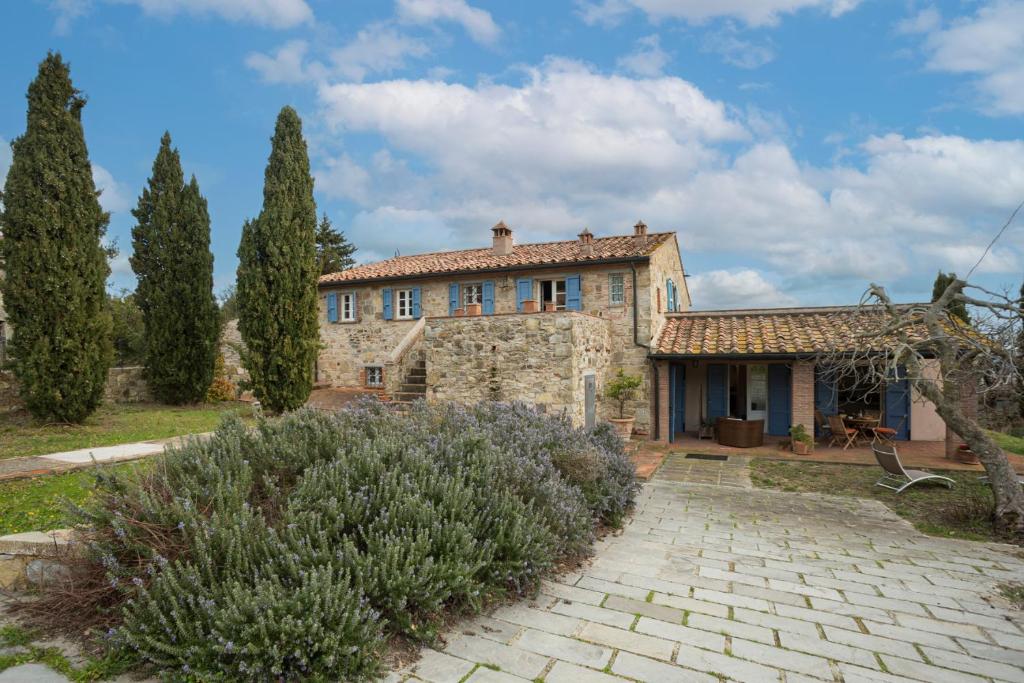 een uitzicht op een stenen huis met bomen bij Casale degli Olmi in Brancorsi