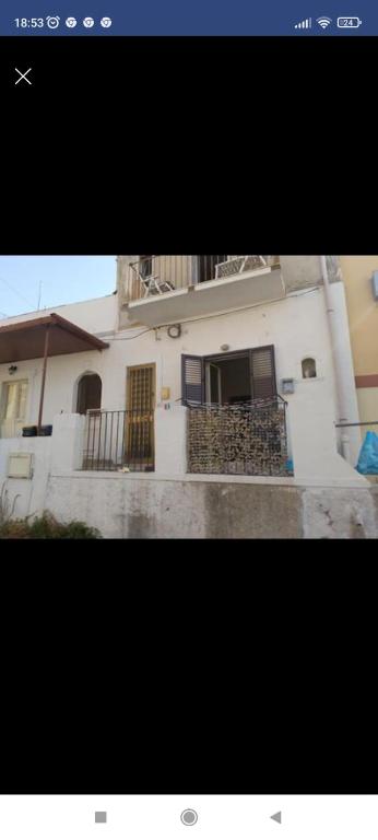 una imagen de una casa blanca con balcón en La trinacria mare, en Messina