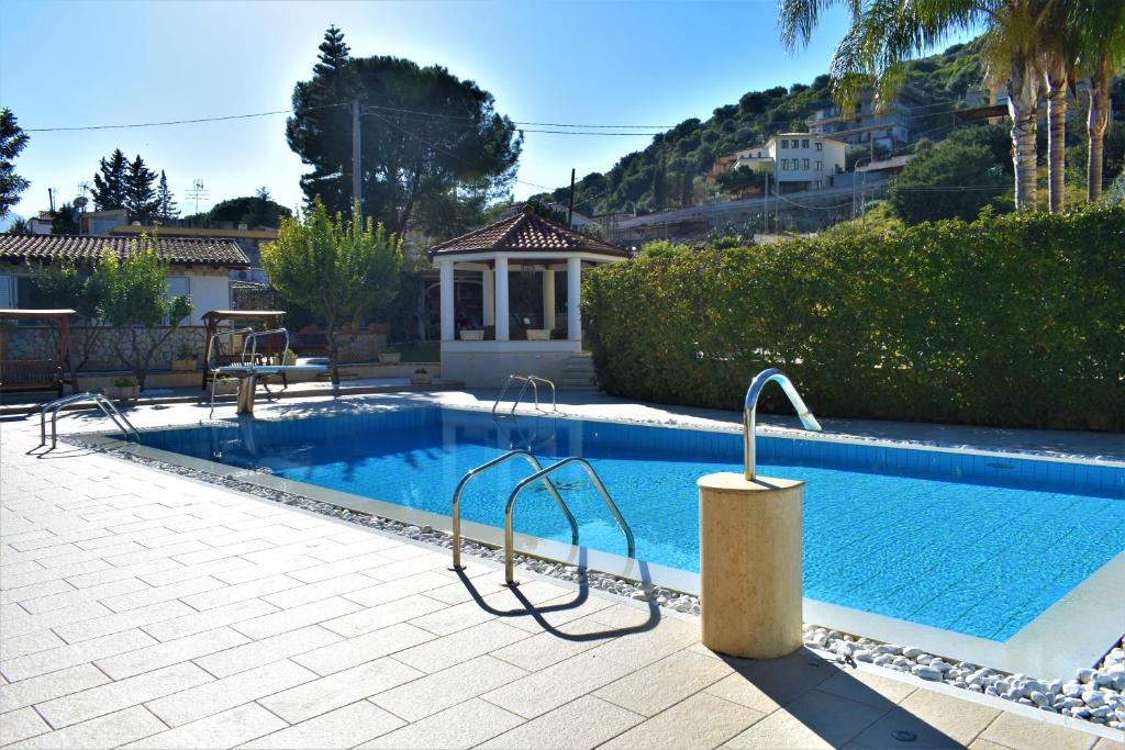 una piscina di fronte a una casa di Villa Caterina a Torretta