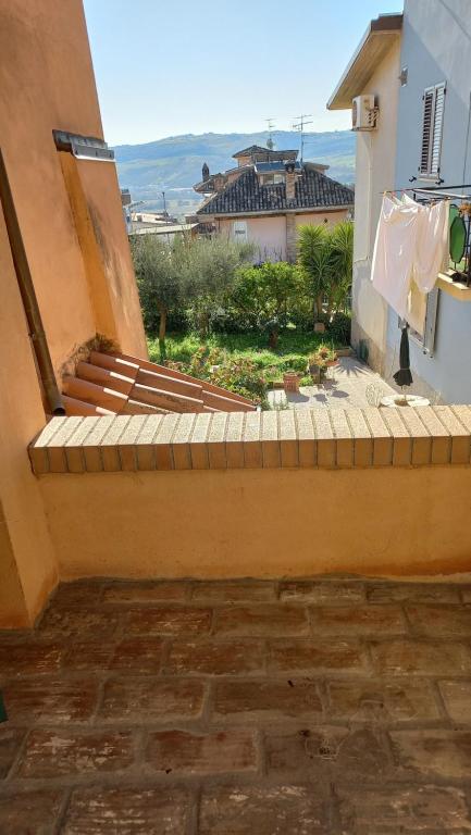 eine Treppe in einem Gebäude mit Aussicht in der Unterkunft CASA DEL MAESTRO in Castel di Lama