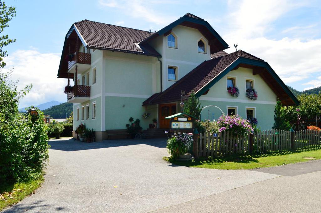 uma casa com uma cerca em frente em Ferienwohnung Josy em Sankt Kanzian