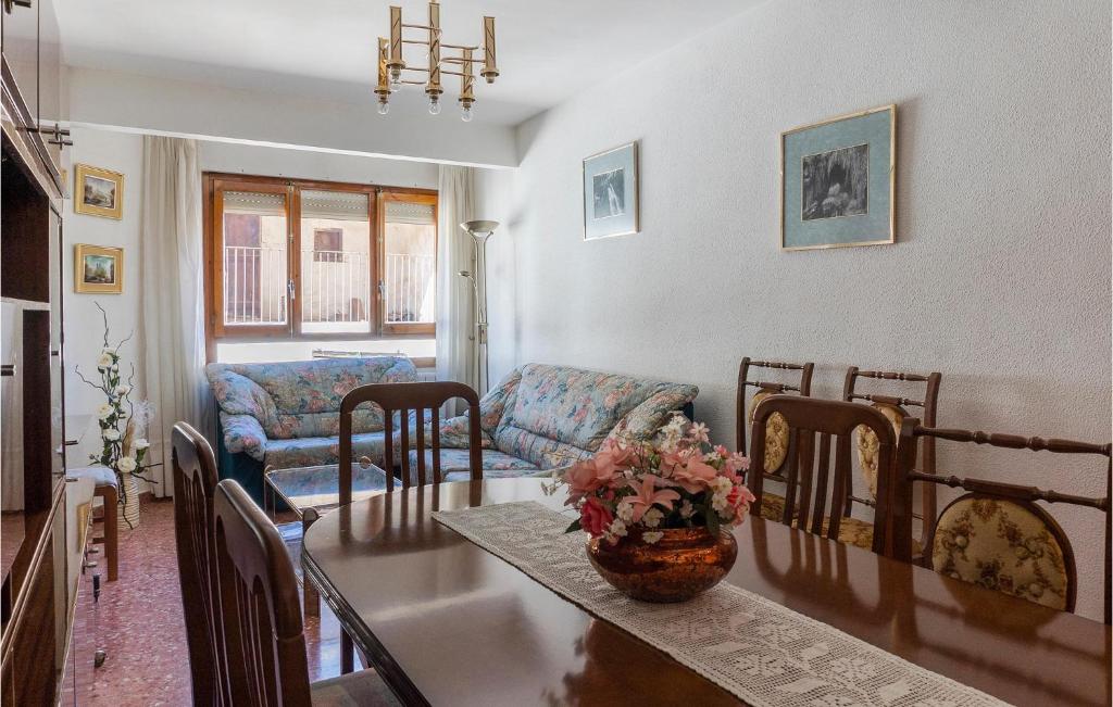 - un salon avec une table et un canapé dans l'établissement Awesome Apartment In Montalbn With Wifi, à Montalbán
