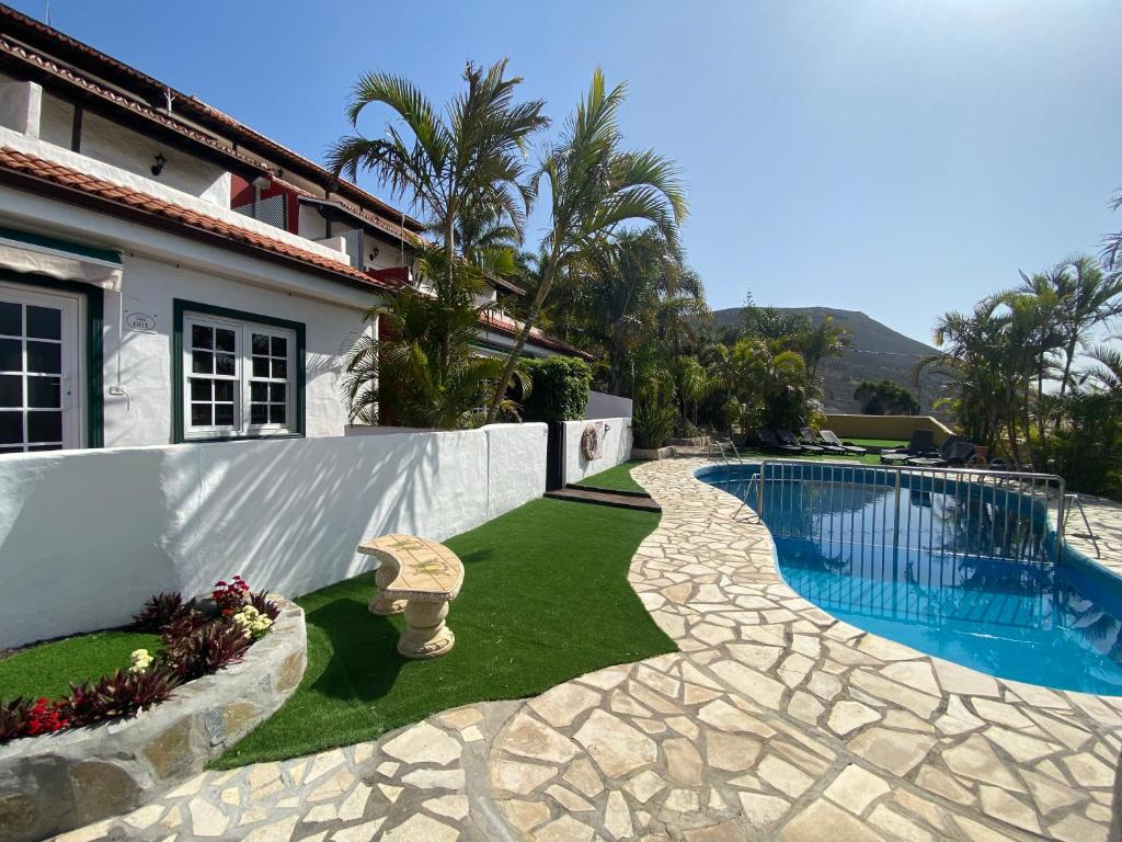 Villa con piscina y casa en Apartamentos y Bungalows Finca Colón, en Fuencaliente de la Palma