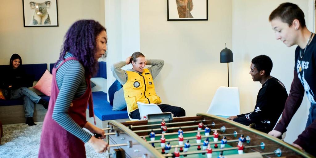 Un groupe de gens jouant aux échecs dans l'établissement For Students Only Private Bedrooms with Shared Kitchen, Studios and Apartments at Canvas Walthamstow in London, à Londres