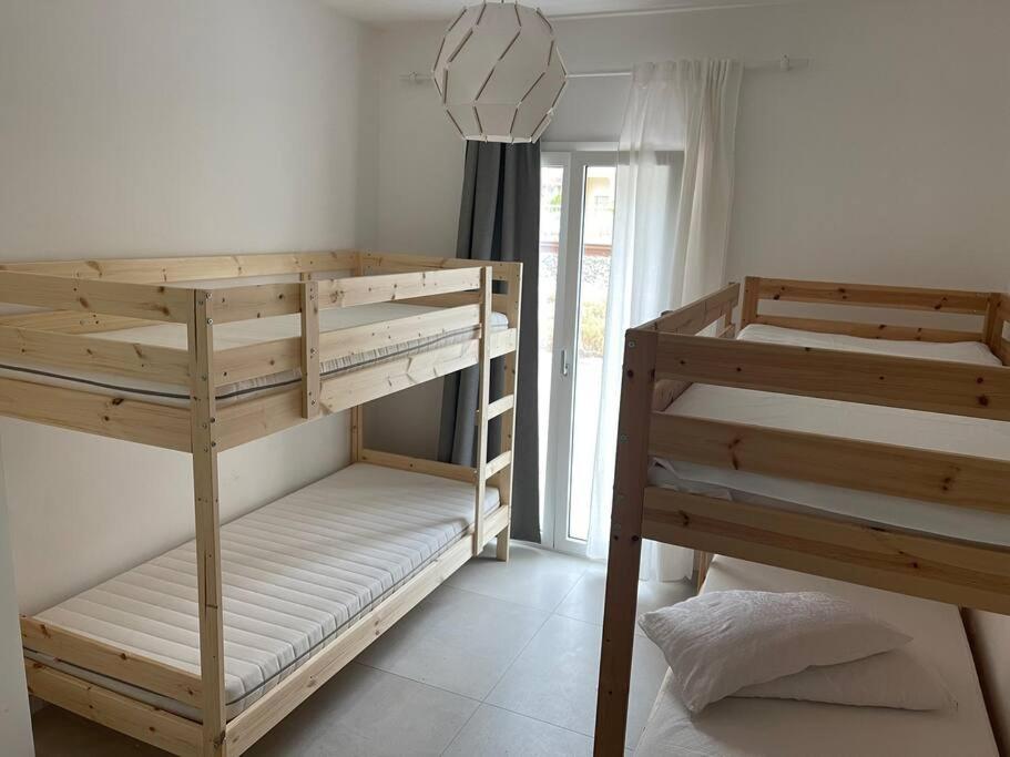 een slaapkamer met 2 stapelbedden en een raam bij Casa sulla spiaggia Indipendente in Alcamo
