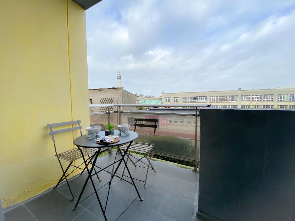 Un balc&oacute;n o terraza en Appartement renove et moderne L&#39;Eustache