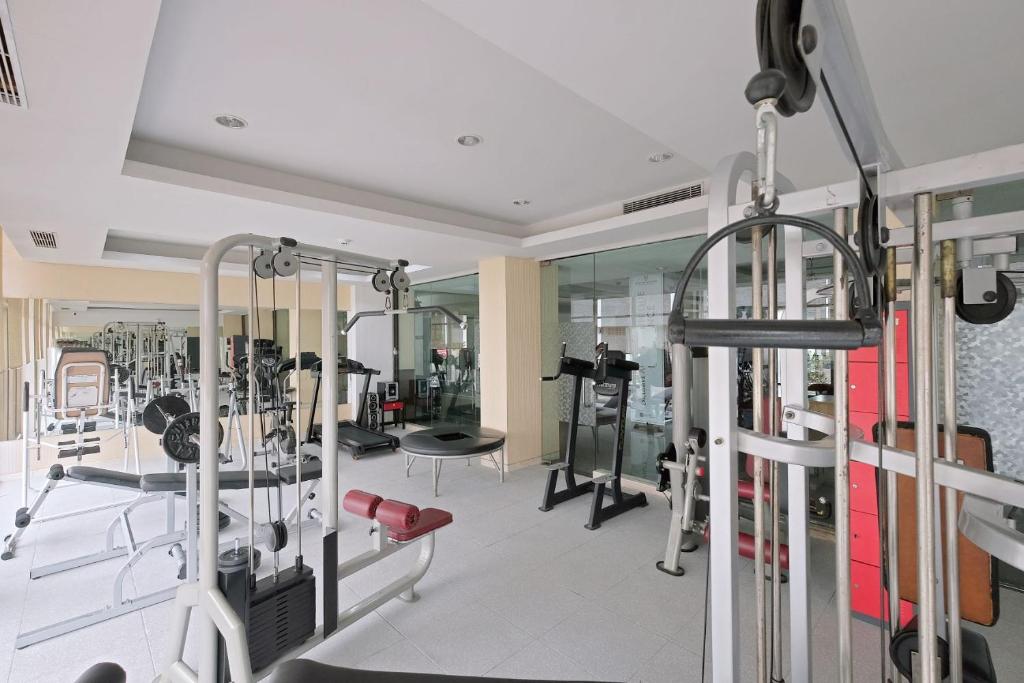 Fitness centrum a/nebo fitness zařízení v ubytování Metro Park View Hotel Kota Lama Semarang