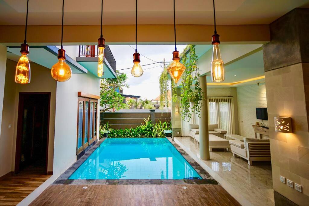 ein Schwimmbad in der Mitte eines Hauses in der Unterkunft Villa Cleopatra Bali in Sanur