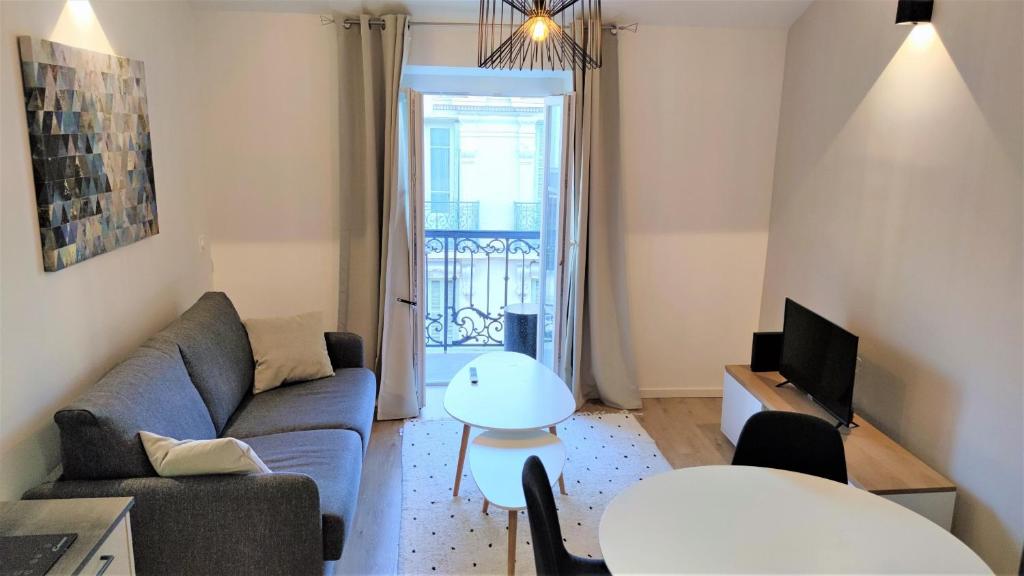 un salon avec un canapé et une table dans l'établissement Hypercentre lamartine 505, à Nice