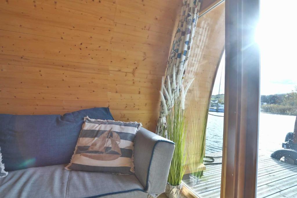 Výhled na řeku, která protéká v blízkosti ubytování na lodi