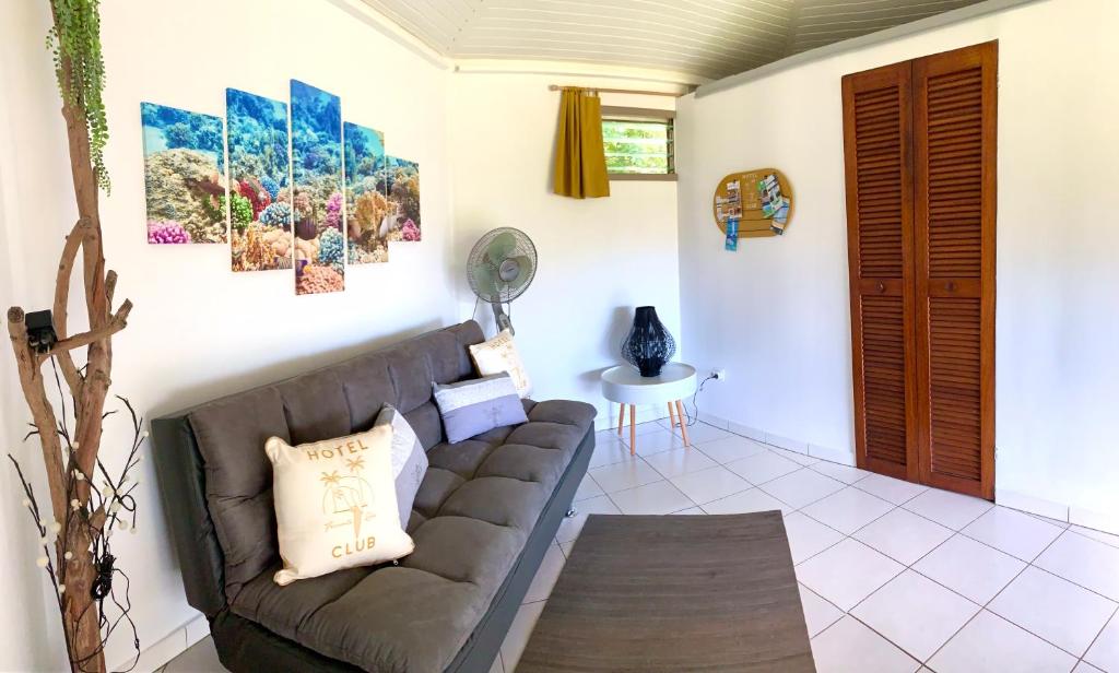 Posezení v ubytování LODGE COLIBRIS Piscine Privée vue panoramique mer et montagne pelée , 500 m plage dans un parc , Calme assuré Idéal pour découvrir le nord Caraïbes