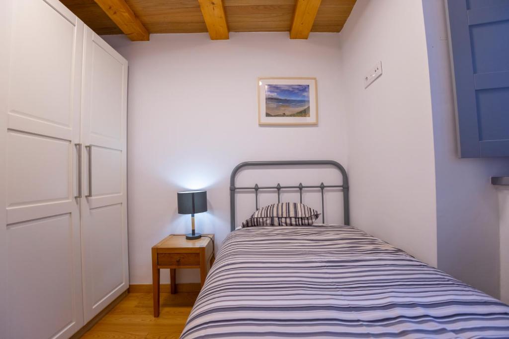 Postel nebo postele na pokoji v ubytování Casa Alameda 23 de Casas Das Figueiras en Ría Eo-Ribadeo