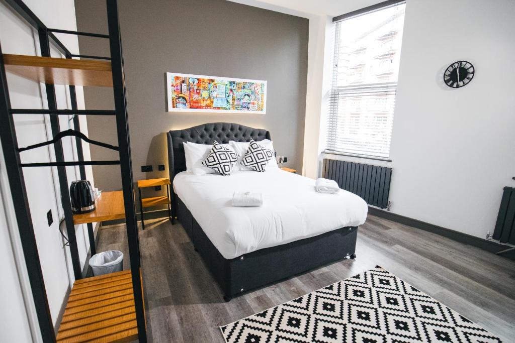 Postel nebo postele na pokoji v ubytování Black Lion Hotel Manchester