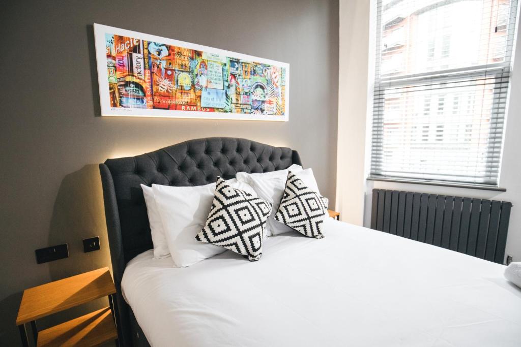 Postel nebo postele na pokoji v ubytování Black Lion Hotel Manchester