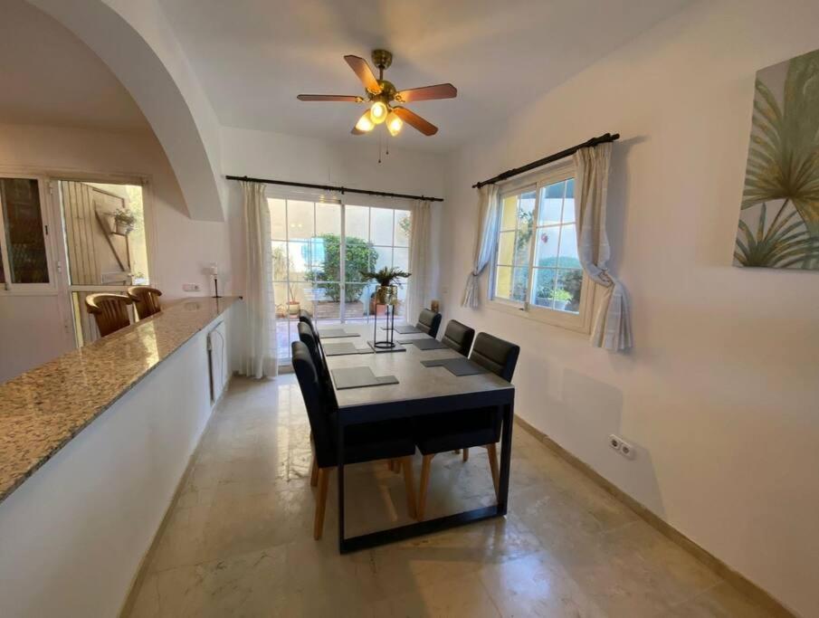 Fotografia z galérie ubytovania 3 bedroom home with amazing views & outdoor spaces v destinácii Manilva
