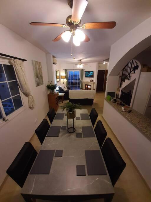 Posedenie v ubytovaní 3 bedroom home with amazing views & outdoor spaces