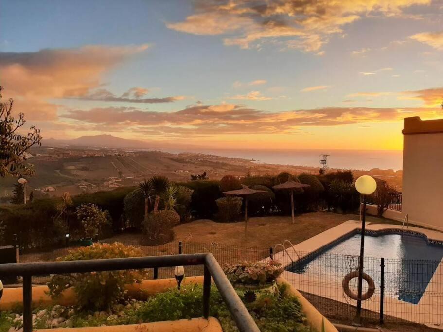 Bazén v ubytovaní 3 bedroom home with amazing views & outdoor spaces alebo v jeho blízkosti