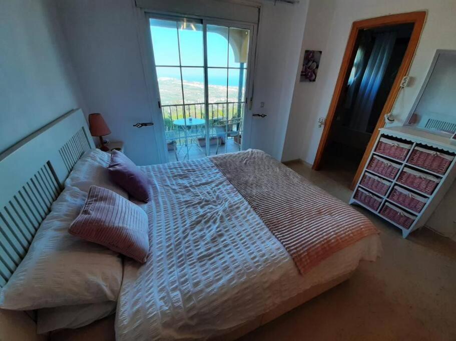 Posteľ alebo postele v izbe v ubytovaní 3 bedroom home with amazing views & outdoor spaces