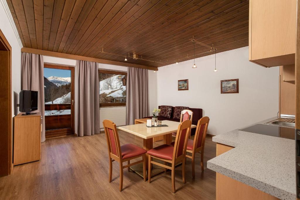 Televízia a/alebo spoločenská miestnosť v ubytovaní Appartementhaus Tannenberg