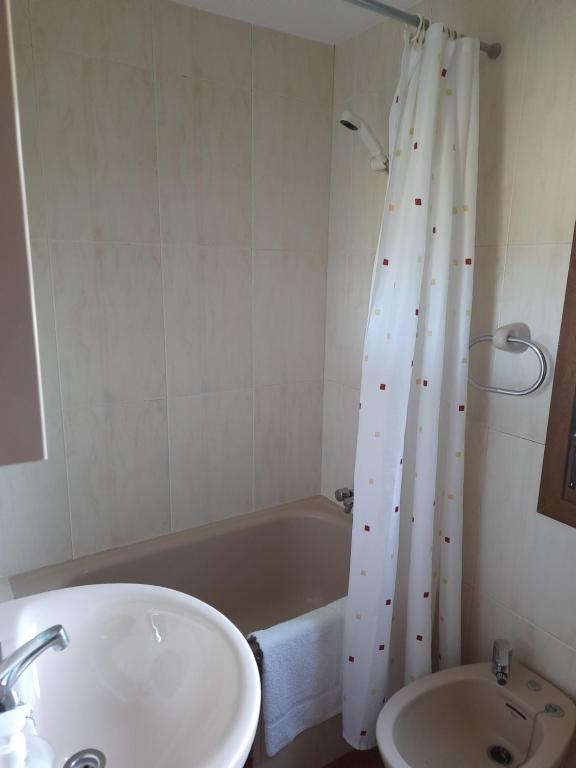 uma casa de banho com um lavatório e uma banheira e um lavatório em Apartamento Enzo em La Franca