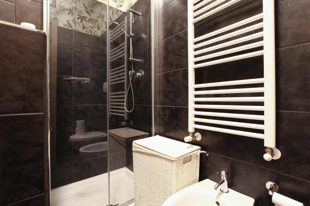 Zdjęcie z galerii obiektu Modern apartment close to shopping district w Mediolanie