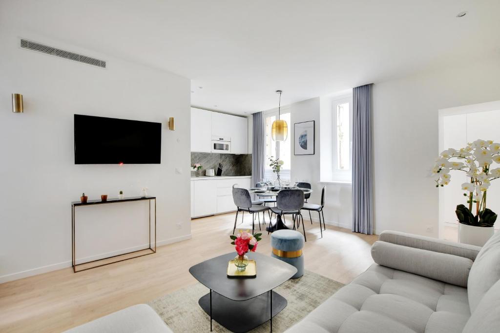 un salon avec un canapé et une table dans l'établissement Charming apartment - 2BR-6P -In the heart of Paris, à Paris