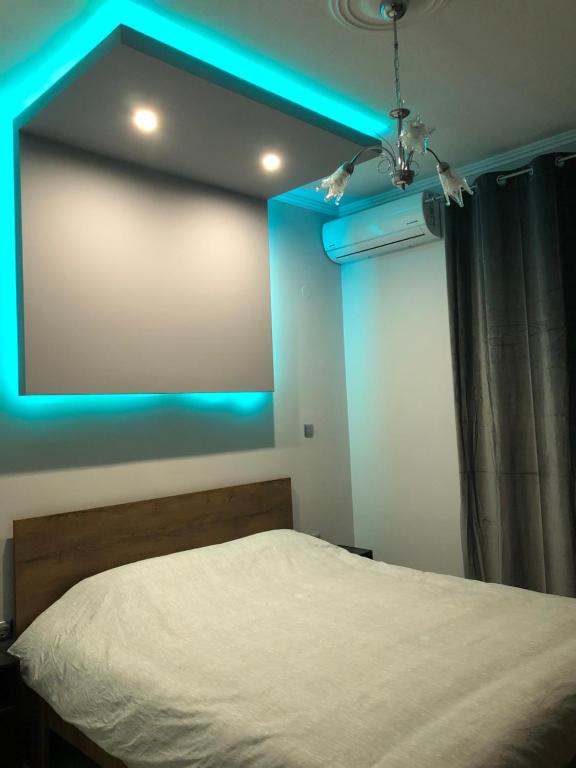 - une chambre avec un lit bleu clair dans l'établissement The only luxurious apartment in the center of town, à Kilkís