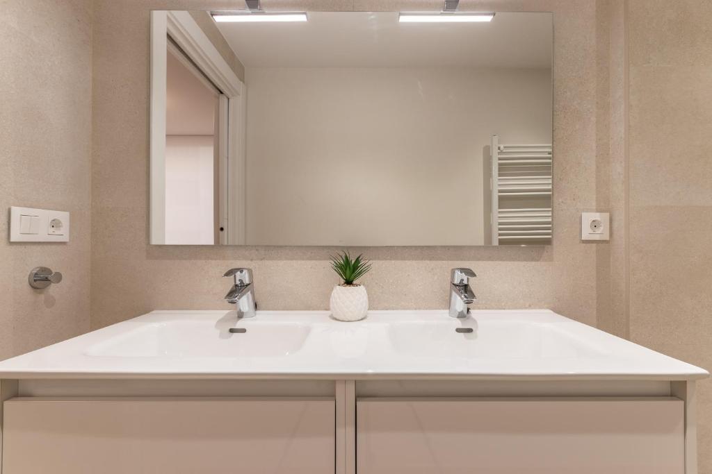 A bathroom at Nuevo y Luminoso en Plaza Moyua