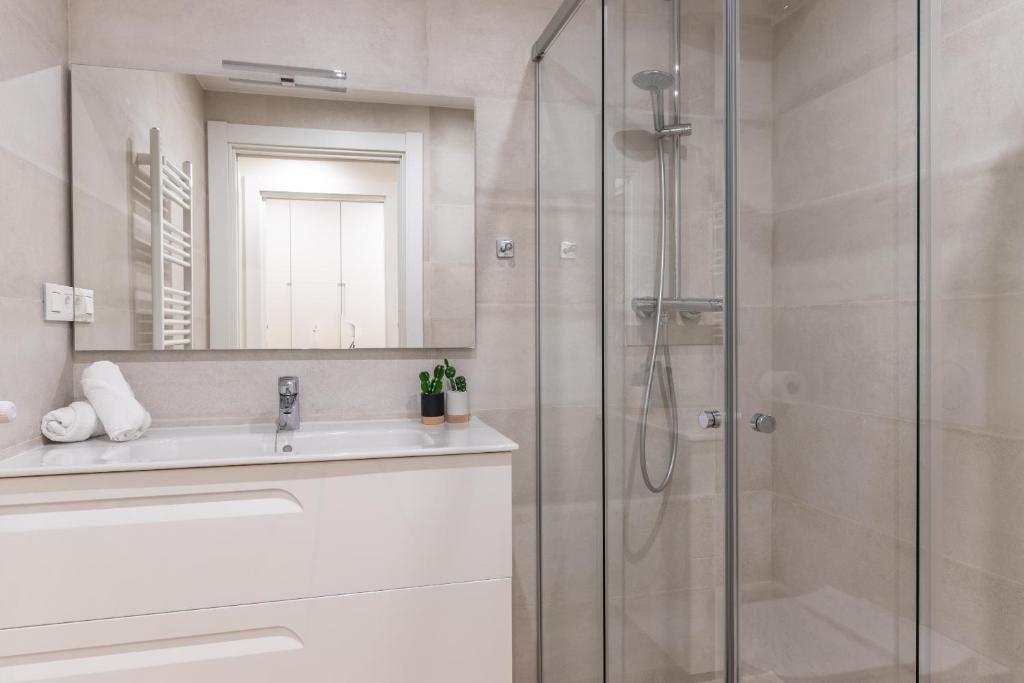 A bathroom at Nuevo y Luminoso en Plaza Moyua