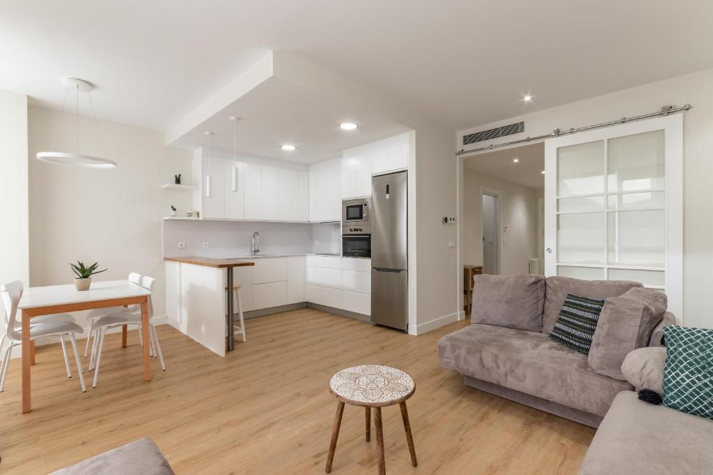A kitchen or kitchenette at Nuevo y Luminoso en Plaza Moyua